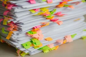Papierstapel der mit bunten Klebezetteln markiert ist