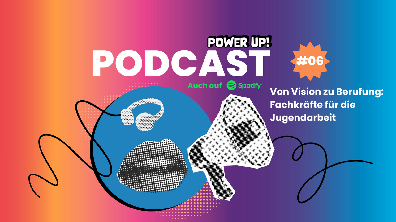 Schriftzug PowerUp, ein Mund, ein Megaphon und Kopfhörer