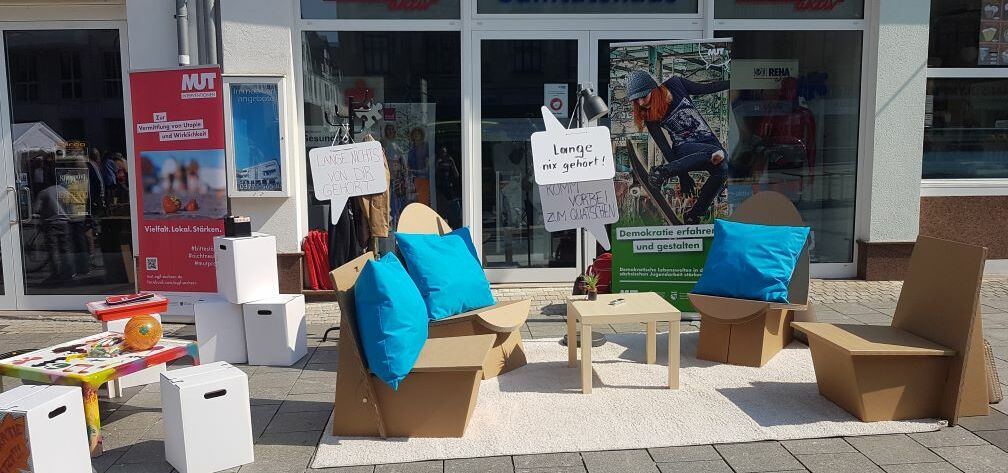 Pop-Up Jugendclubs bestehend aus Papp-Sitzgelegenheiten 